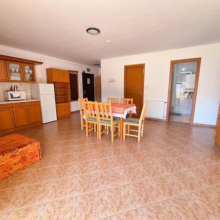 Ildiko Apartmanhaz זמראדי
