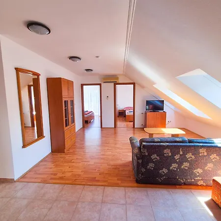 Ildiko Apartmanhaz מלון דירות