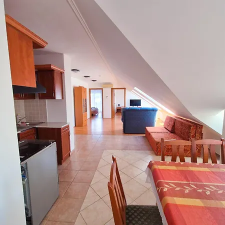 Ildiko Apartmanhaz זמראדי