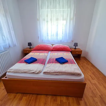Ildiko Apartmanhaz מלון דירות 3*