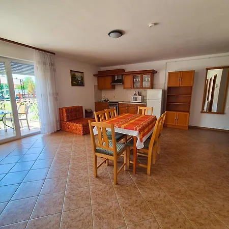 Ildiko Apartmanhaz זמראדי