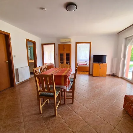 Ildiko Apartmanhaz זמראדי