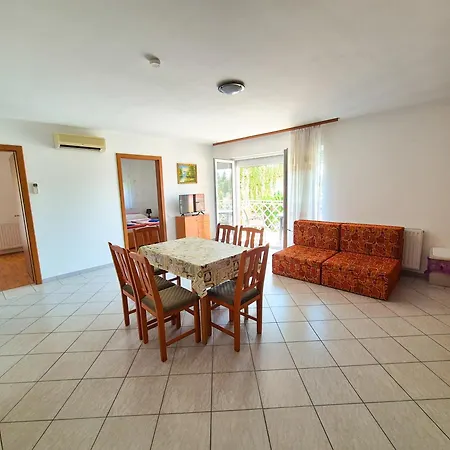Ildiko Apartmanhaz 3* זמראדי