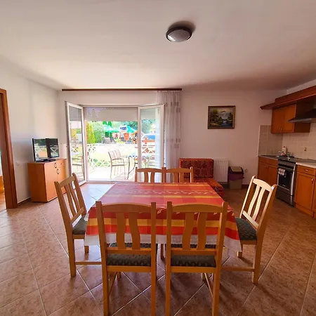 Ildiko Apartmanhaz זמראדי